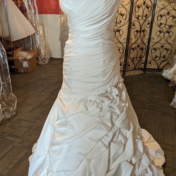 Ella Claire Wedding Bridal Gown - Picture 3 of 5